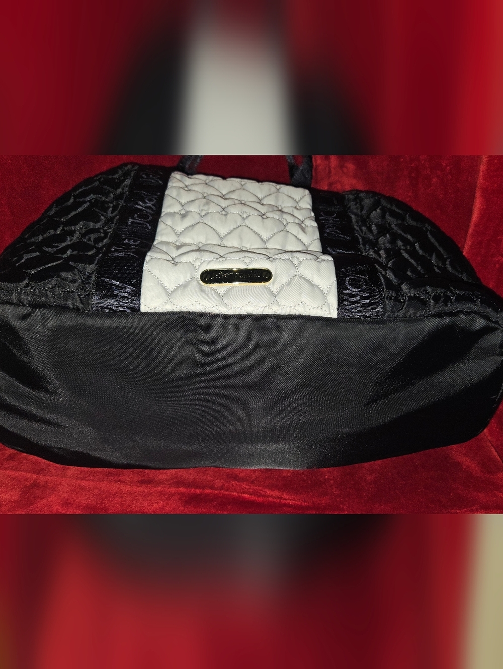 Betsey Johnson Quilted w/Heart Shaped Pattern Black & White Weekende/Travel Bag - Picture 6 of 16